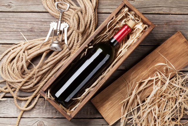 Red wine bottle in box Präsenteservice