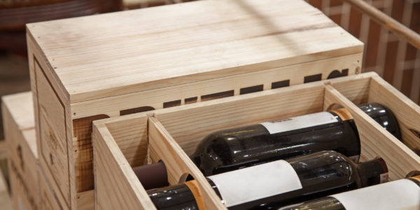Wine bottles in wood box Wein Lieferung